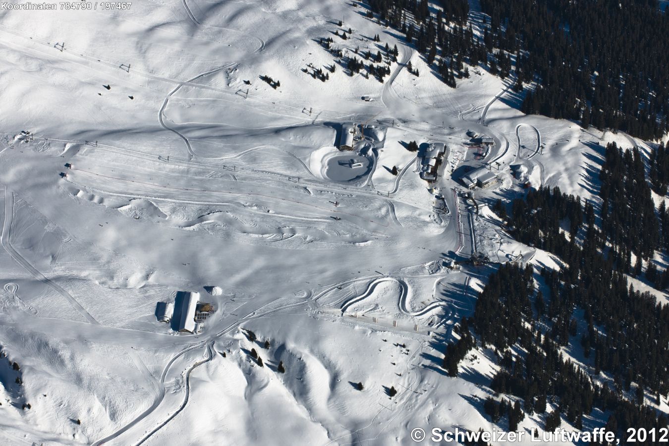 Skigebiet Davos-Madrisa: Bildmitte rechts: Station Madrisa (1848m); Transportbahnen nach Schaffürggli und Saaser Ako (gegen obere linke Bildecke); Untersäss (unten links).